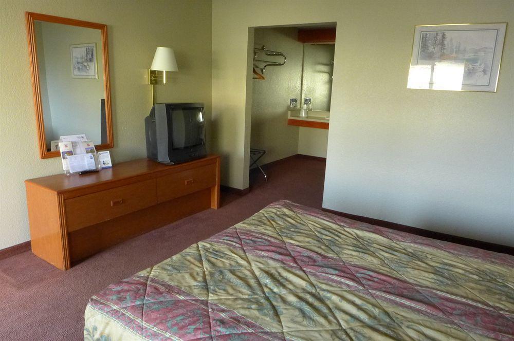 Inn At Ронерт Парк Екстериор снимка