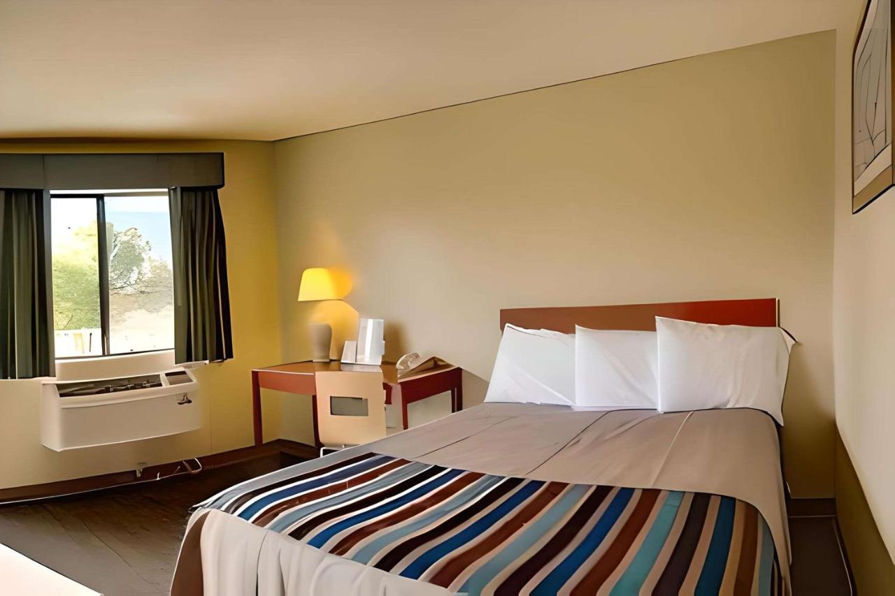 Inn At Ронерт Парк Екстериор снимка
