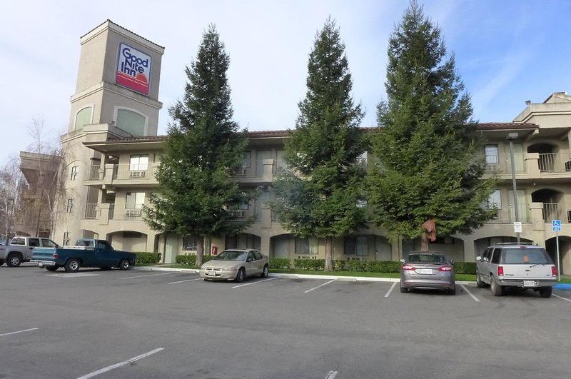 Inn At Ронерт Парк Екстериор снимка