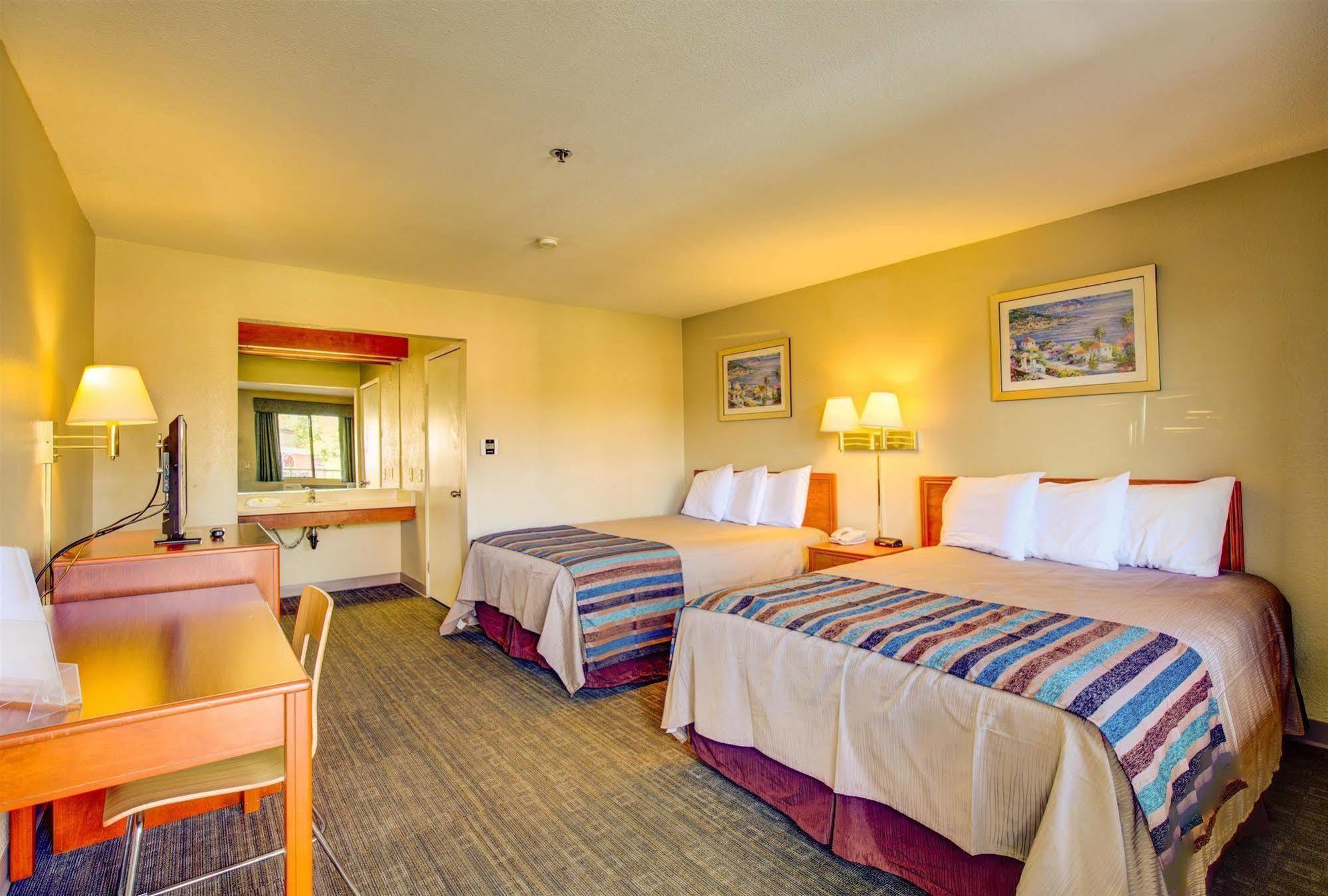 Inn At Ронерт Парк Екстериор снимка