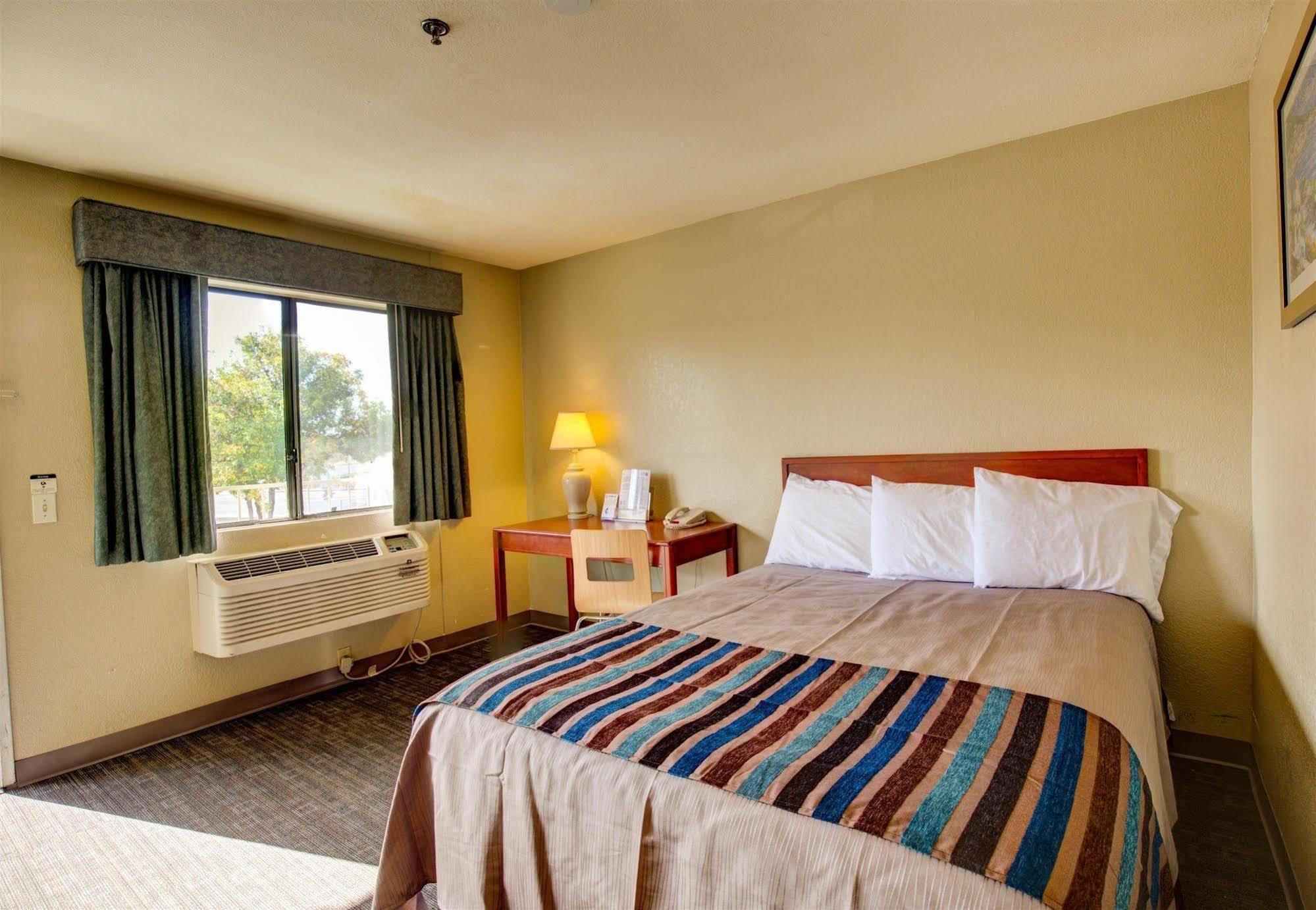 Inn At Ронерт Парк Екстериор снимка
