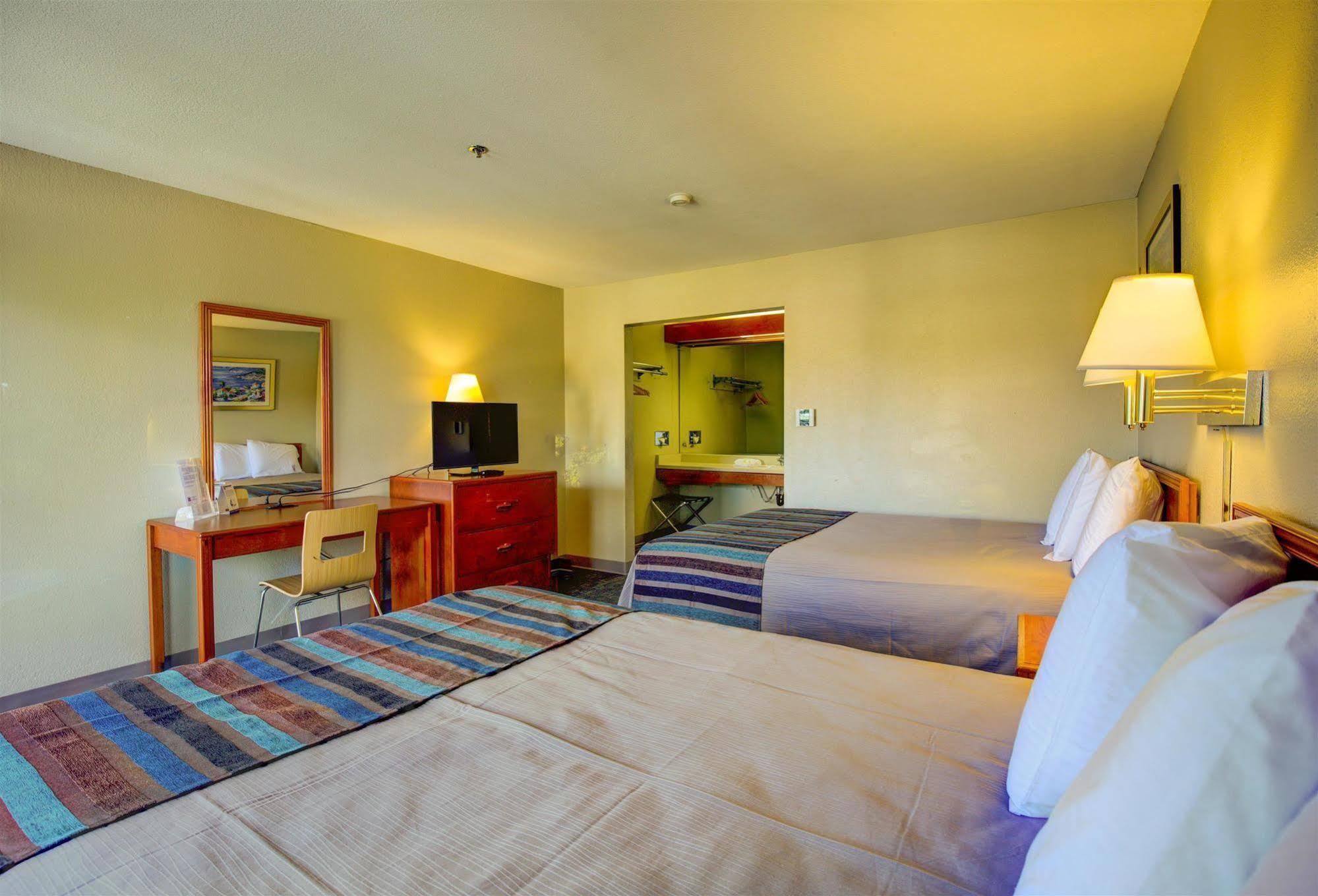 Inn At Ронерт Парк Екстериор снимка