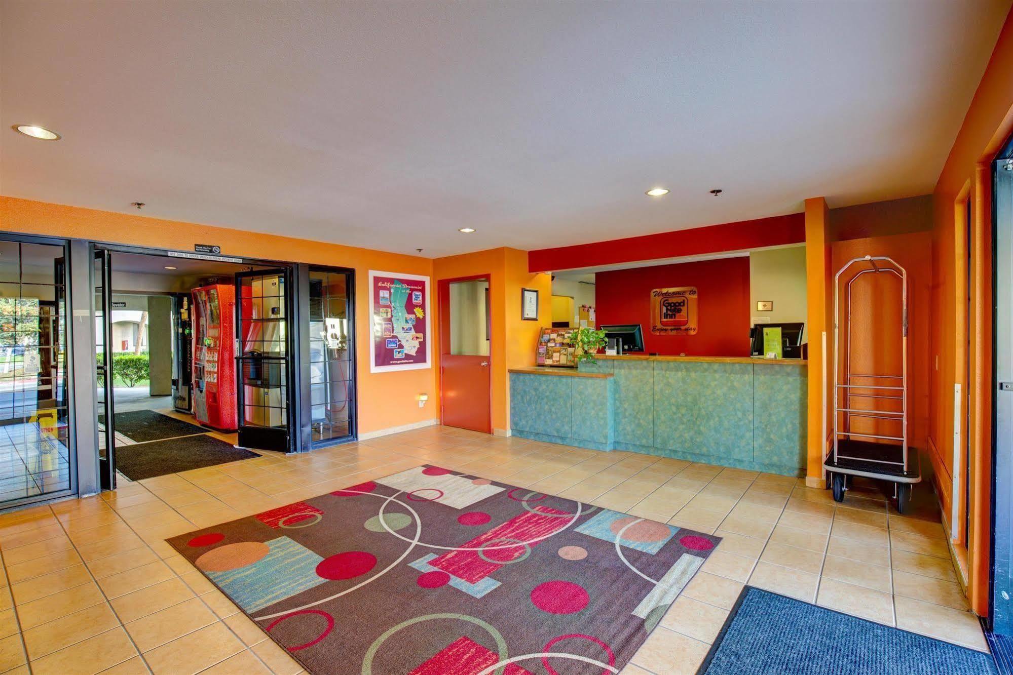 Inn At Ронерт Парк Екстериор снимка