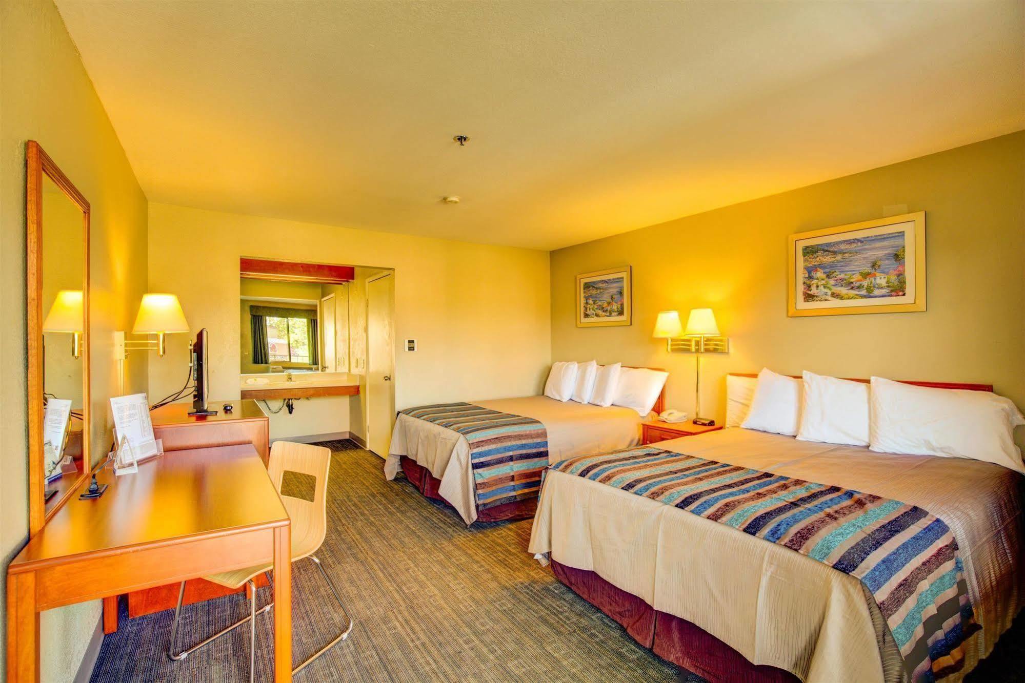 Inn At Ронерт Парк Екстериор снимка