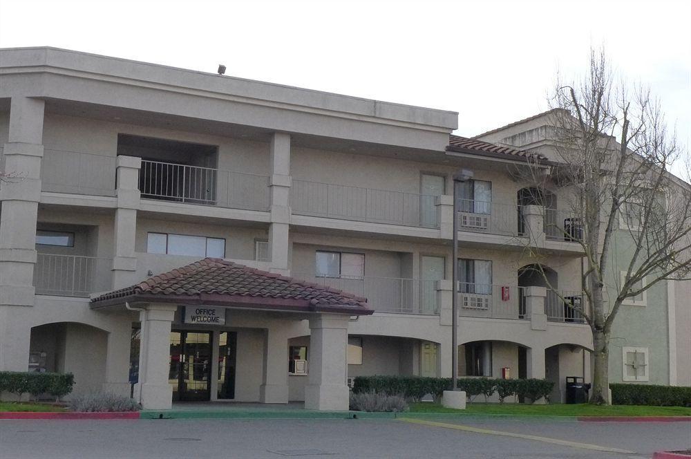 Inn At Ронерт Парк Екстериор снимка