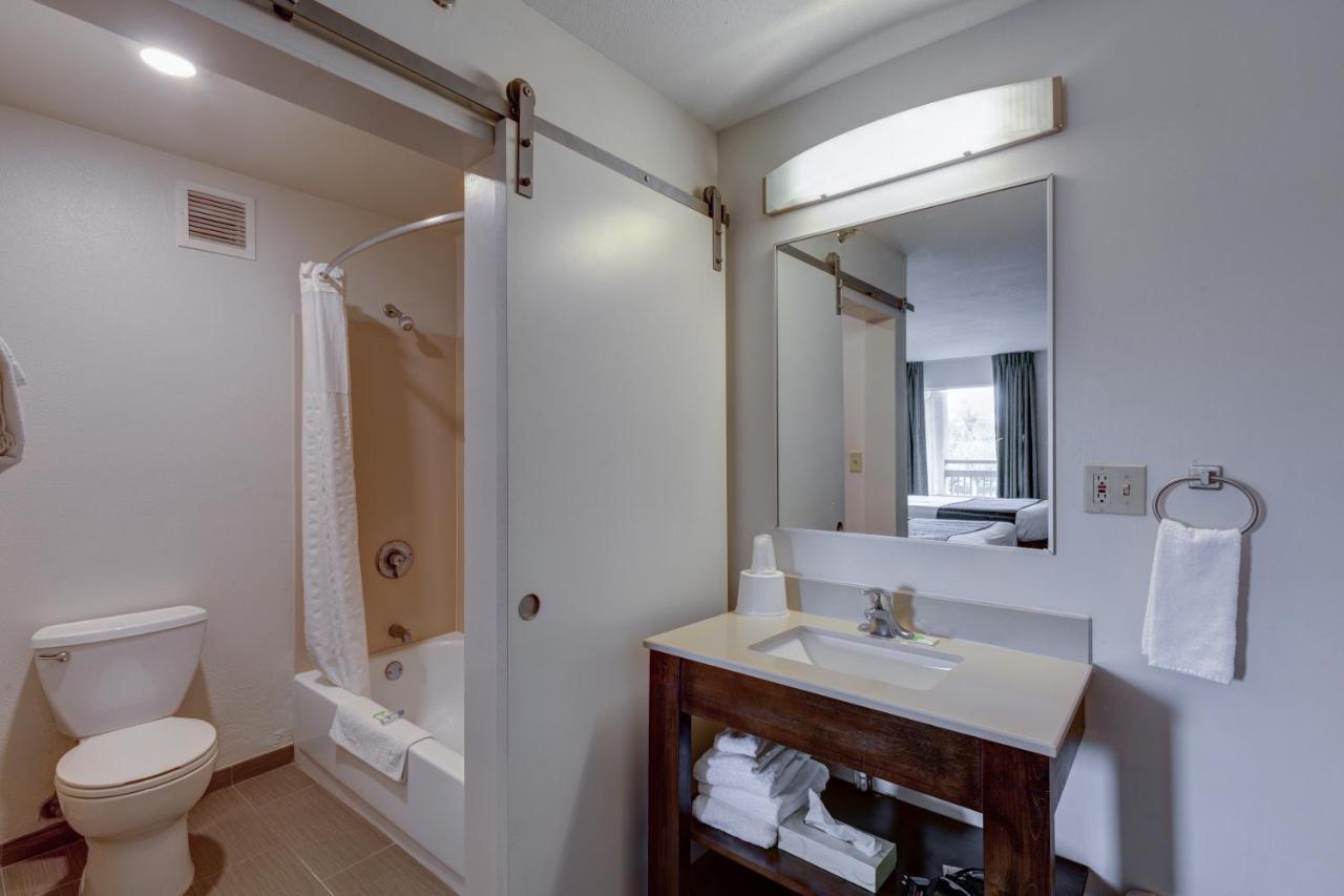 Inn At Ронерт Парк Екстериор снимка